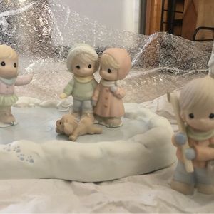 Sugartown Precious Moments Ski Lodge with original boxes for all pieces.